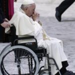 Messa di Natale, Papa Francesco arriva sulla sedia a rotelle