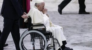 Messa di Natale, Papa Francesco arriva sulla sedia a rotelle