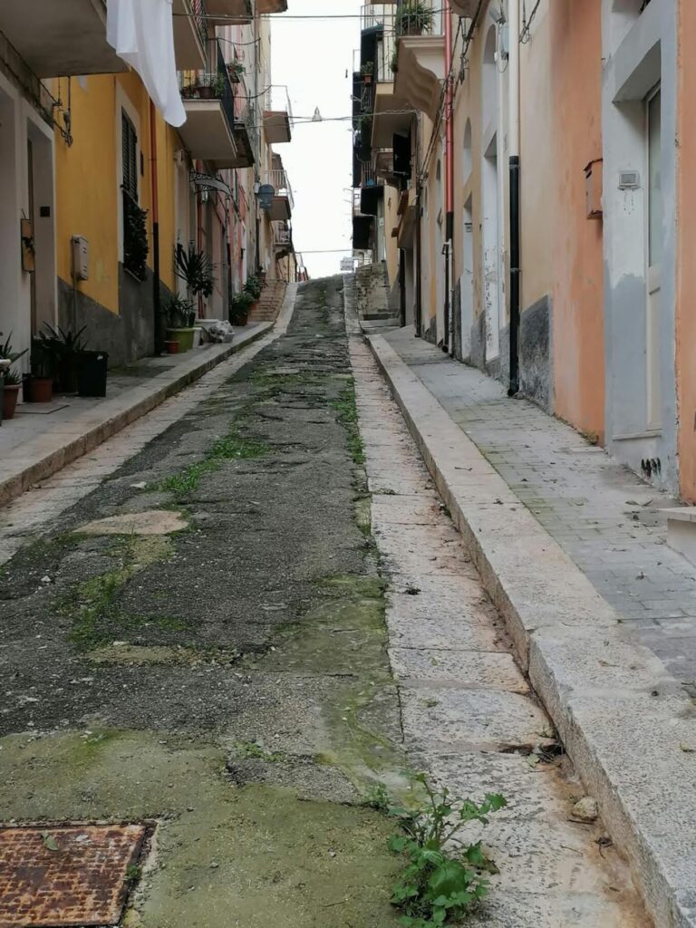 L'abbandono di via Natalini e via grotte dell' acqua a Ragusa