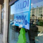 Saldi domani in tutta Italia,riscatto dei negozi sull'online