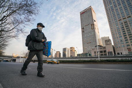 Cina: surplus dicembre giù a 78 mld, crolla export a -9,9%