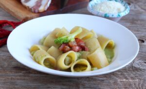 Pasta con il cavolfiore e il guanciale croccante