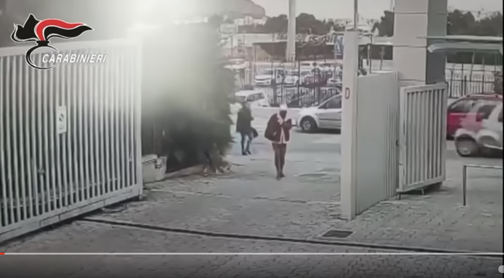 Matteo Messina Denaro, l’arrivo in clinica con la mascherina. VIDEO Matteo Messina Denaro, l’arrivo in clinica con la mascherina. VIDEO