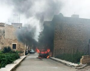 A fuoco una Fiat Uno a Santa Croce Camerina