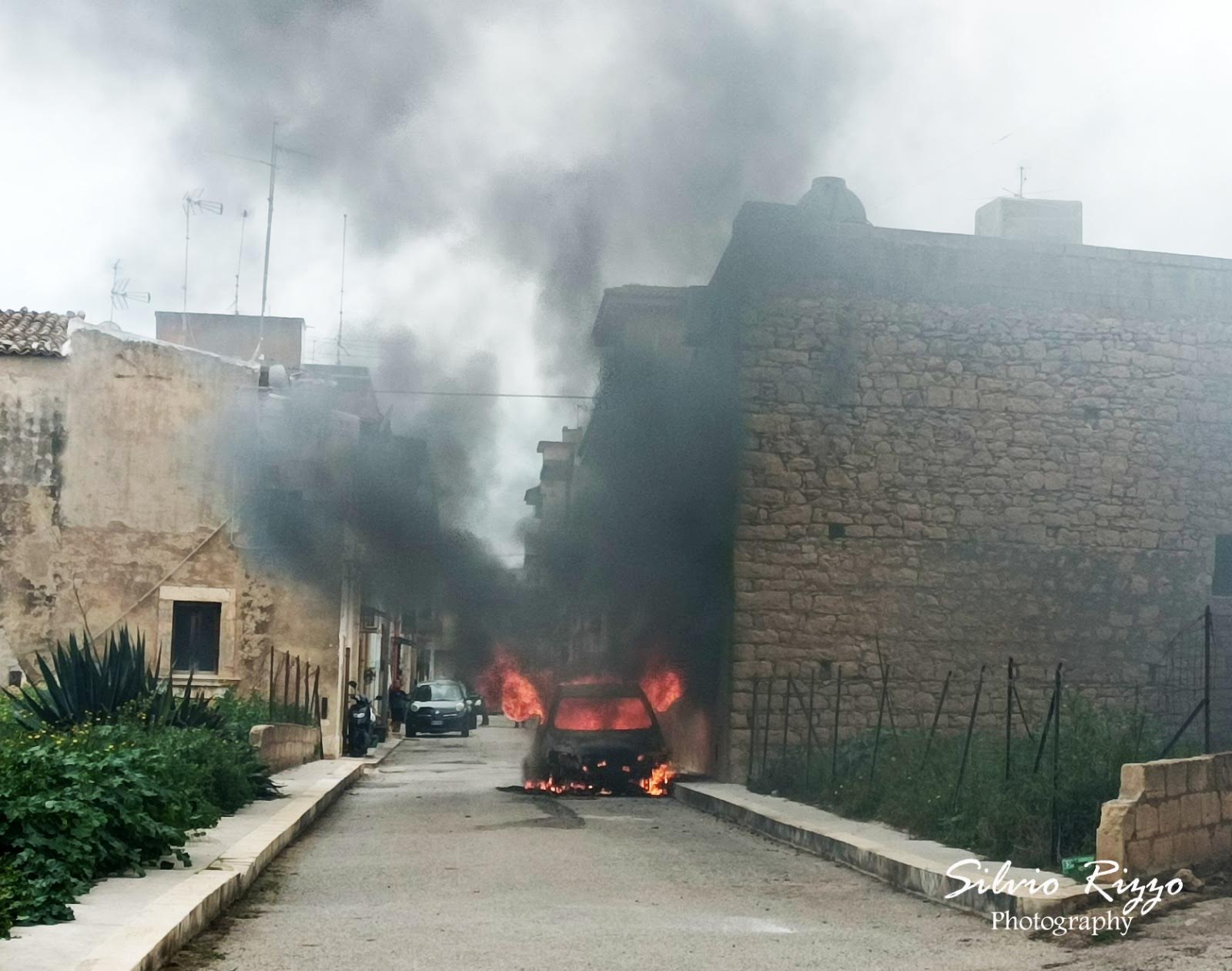 A fuoco una Fiat Uno a Santa Croce Camerina. FOTO. VIDEO