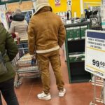 A Napoli la moda di vestire con montone e cappellino come Messina Denaro