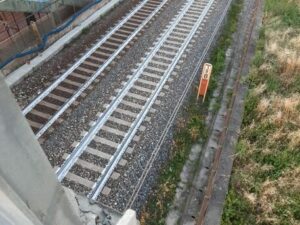 Tenta attraversare binari, 15enne muore colpito da treno