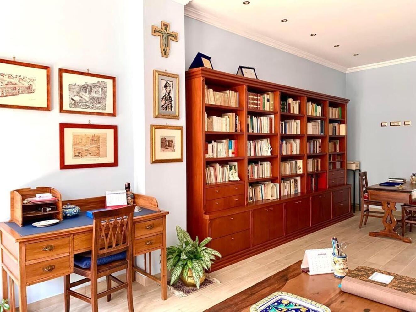 Acate, una preside in pensione ha donato 4000 libri