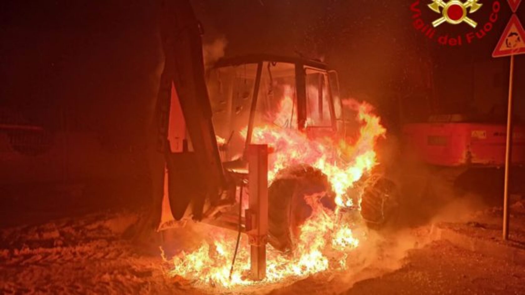 Autostrada Ispica-Modica, incendiato escavatore dell’impresa. E’ racket?