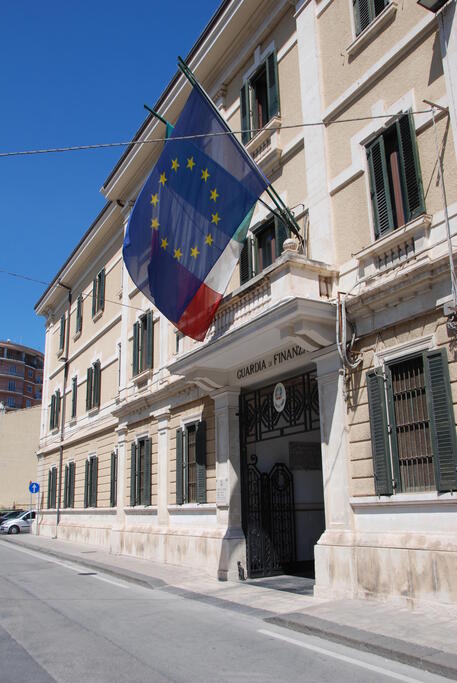 Smaltivano rifiuti in terreni nel Siracusano, due indagati