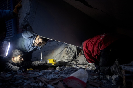 Oltre 700 i morti del terremoto in Turchia e Siria