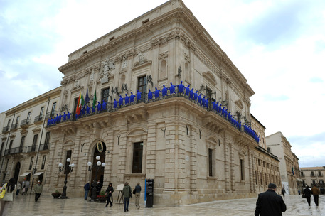Abuso d’ufficio, arrestati 2 dipendenti comunali a Siracusa