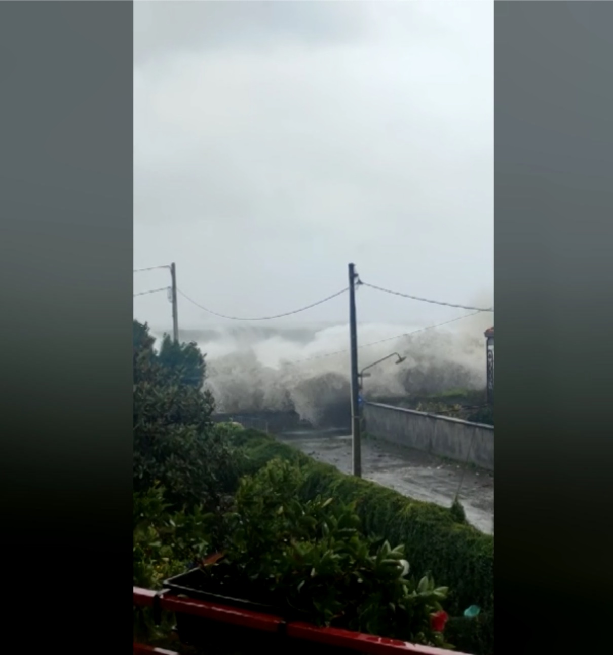 Uragano in Sicilia, il mare entra dentro le case. VD
