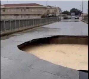 Crolla il ponte di Punta Braccetto