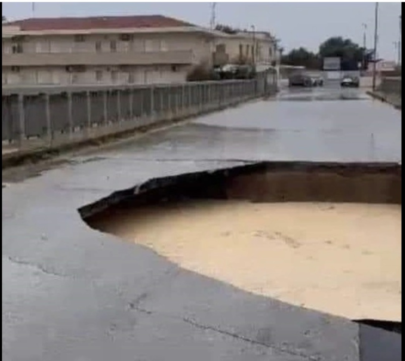 Crolla il ponte di Punta Braccetto. VD