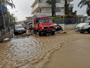 Comiso, scende dall'auto e rischia di morire annegato, salvo