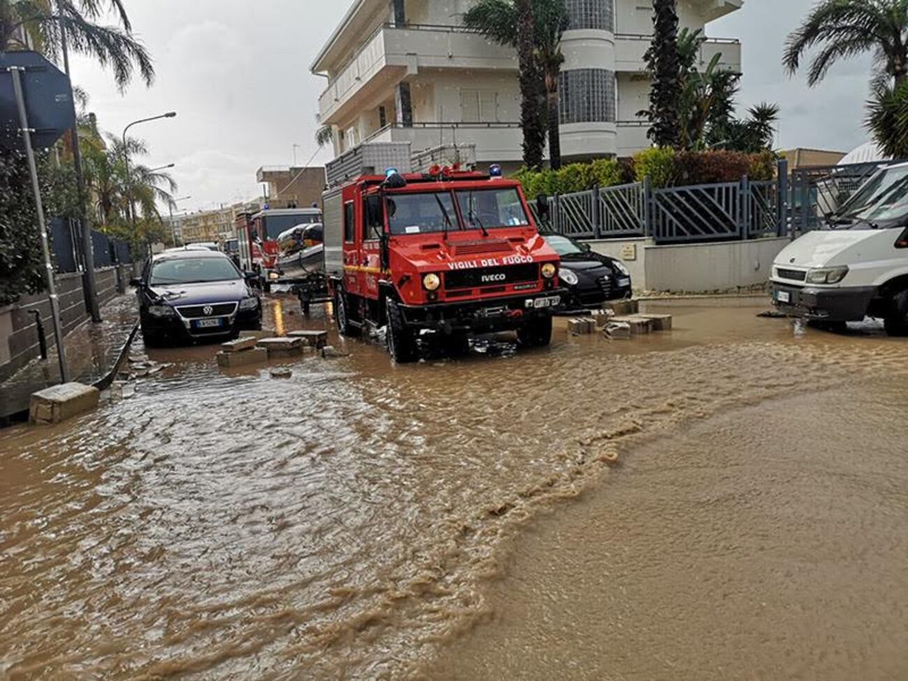 Comiso, scende dall’auto e rischia di morire annegato, salvo