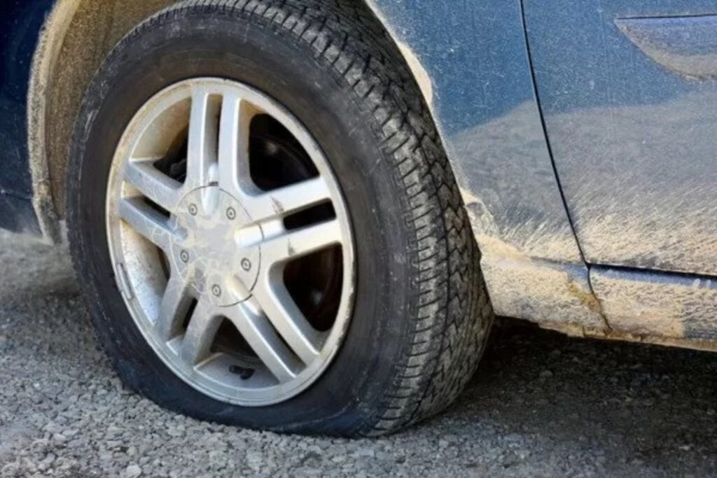 Crateri dopo il ponte Costanzo, 8 auto hanno bucato