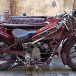 Sfreccia per le vie di Modica la Guzzi immatricolata nel 1931
