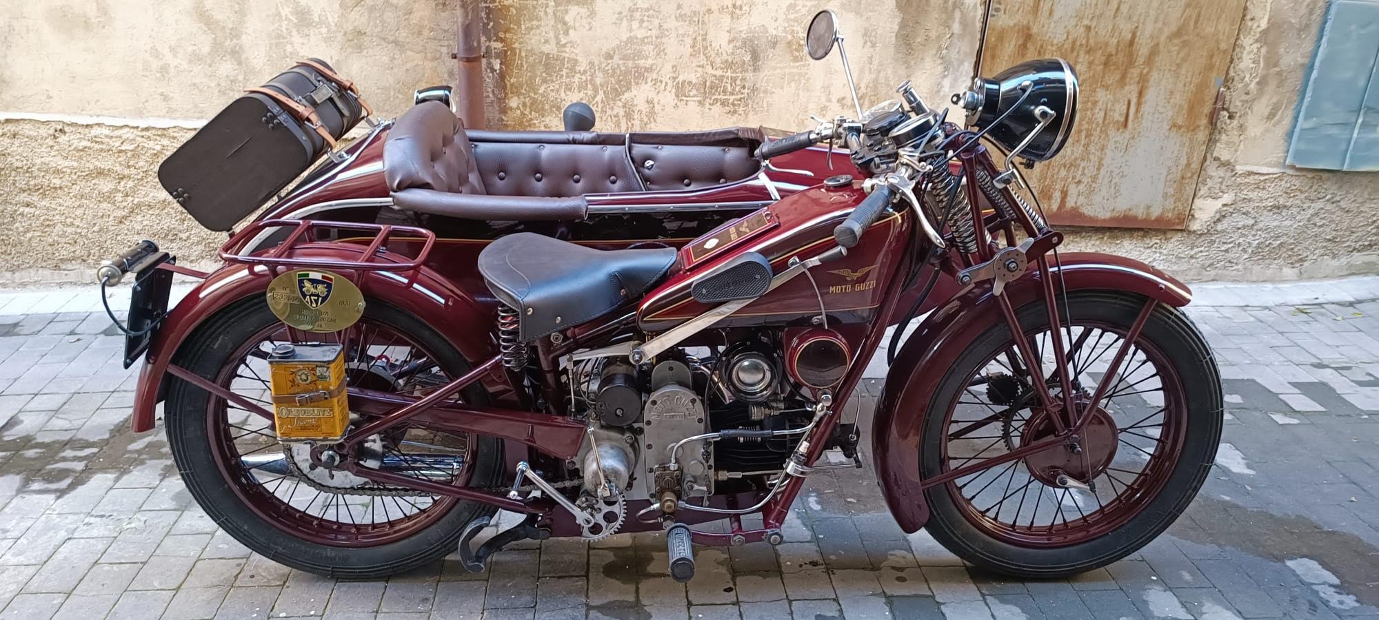 Sfreccia per le vie di Modica la Guzzi immatricolata nel 1931. FT Sfreccia per le vie di Modica la Guzzi immatricolata nel 1931. FT