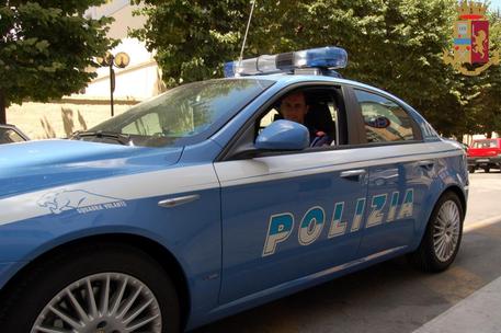 Ferito a colpi di pistola alle gambe, indagini su sfera lavoro