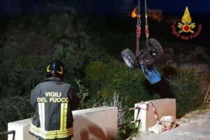 Col trattore finisce in un dirupo, elisoccorso