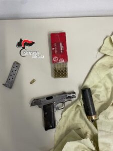 Pistola sotto il cuscino, arrestato a Siracusa
