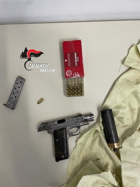 Pistola sotto il cuscino, arrestato a Siracusa
