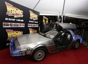 Trump futuristico, 'con me Freedom city e auto volanti'