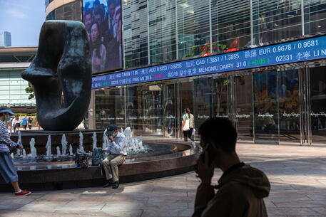 Borsa: Hong Kong negativa, apre a -0,63%