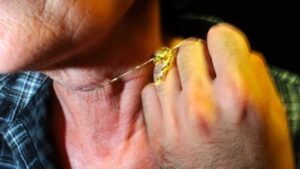 Comiso, rapina in casa un'anziana della collanina d'oro, preso