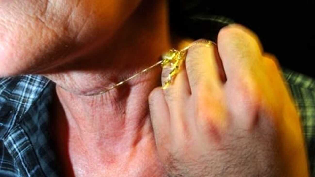 Comiso, rapina in casa un’anziana della collanina d’oro, preso