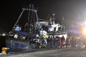 Migranti:barca arrivata nella notte a Crotone,a bordo in 487