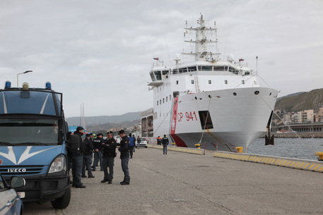 Migranti:arrivata a Reggio C. la nave Dattilo,a bordo in 584