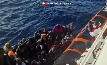 Xi, forze armate diventino una ‘Grande muraglia d’acciaio’