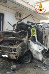 Scoppia la bombola, si incendia un furgone bar a Ispica
