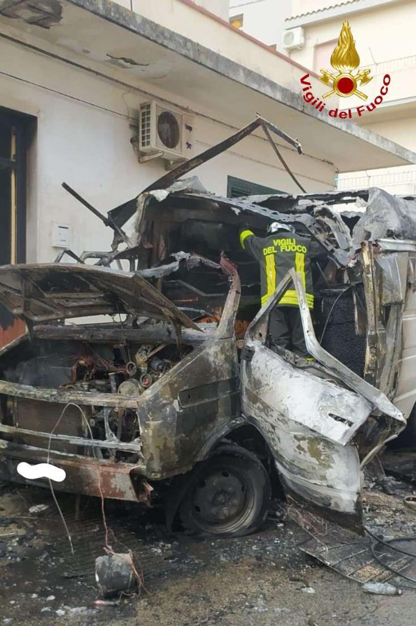 Scoppia la bombola, si incendia un furgone bar a Ispica