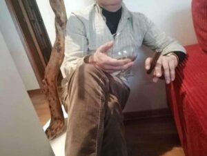 Messina Denaro col sigaro nel salotto