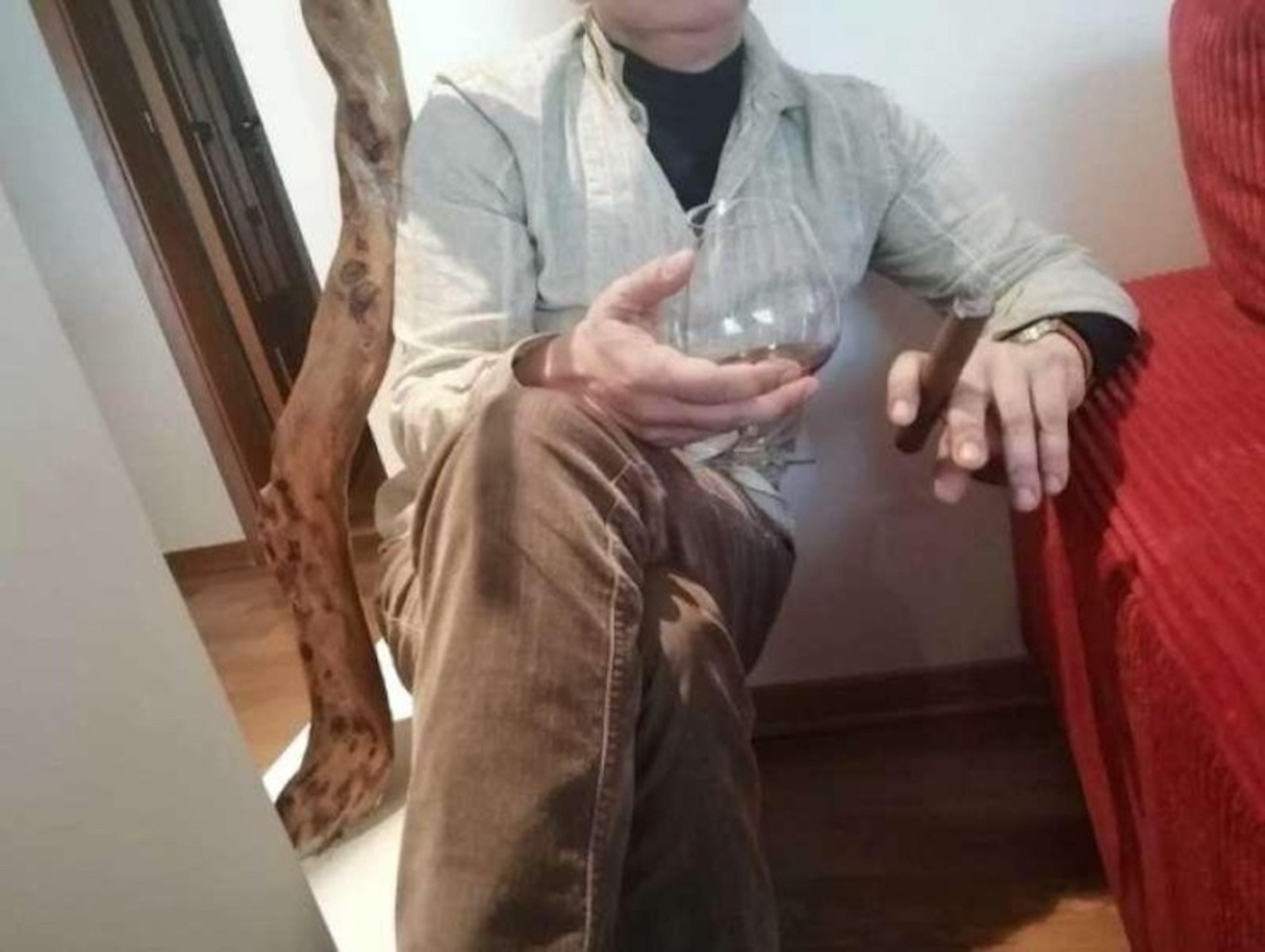 Messina Denaro col sigaro nel salotto. E lei adorante