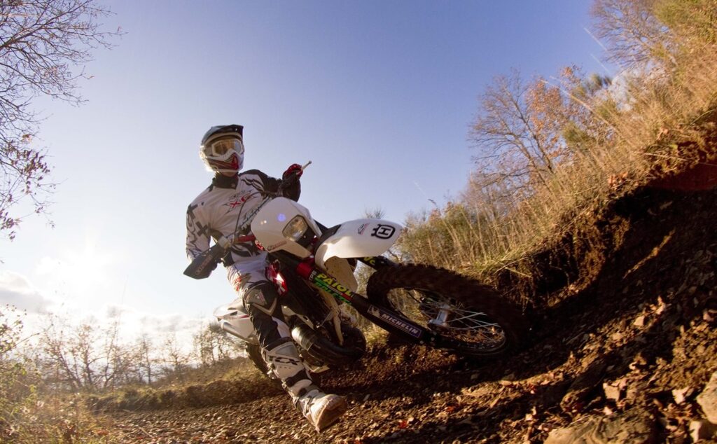 Quelli che fanno motocross nella riserva di Costa di Carro a Sampieri