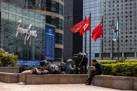 Borsa: Hong Kong tenta il rimbalzo, apre a +0,62%