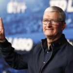 Tim Cook a sorpresa in un Apple store di Pechino