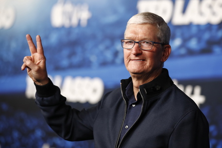Tim Cook a sorpresa in un Apple store di Pechino