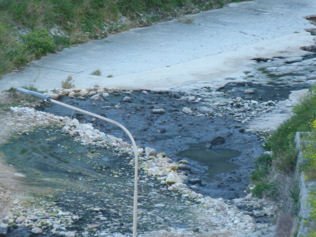 Modica, fogna a cielo aperto