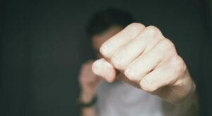 Comiso, anziano picchia una donna per un parcheggio