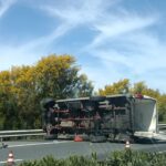 Incidente in autostrada, furgone si ribalta e perde il carico di olive