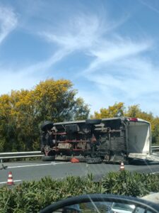 Incidente in autostrada, furgone si ribalta e perde il carico di olive