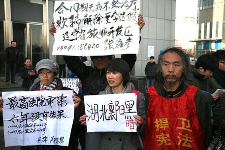 Cina: 14 e 12 anni carcere per due noti avvocati attivisti