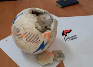 Droga e cellulari in carcere: il pallone imbottito