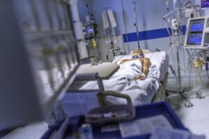 Grave incidente stradale a Vittoria, 17enne in rianimazione